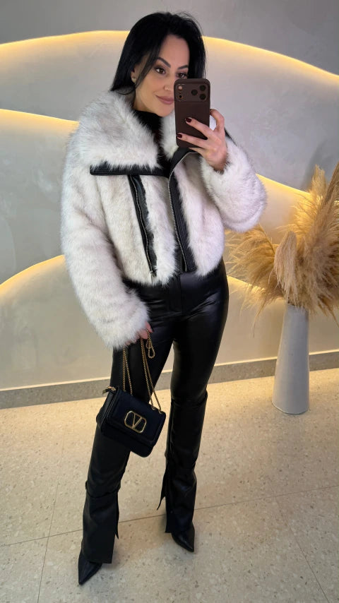 Casaco Peluciado Off White com Detalhes em Couro e Zíper Assimétrico