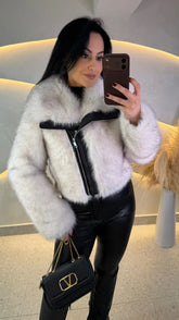 Casaco Peluciado Off White com Detalhes em Couro e Zíper Assimétrico