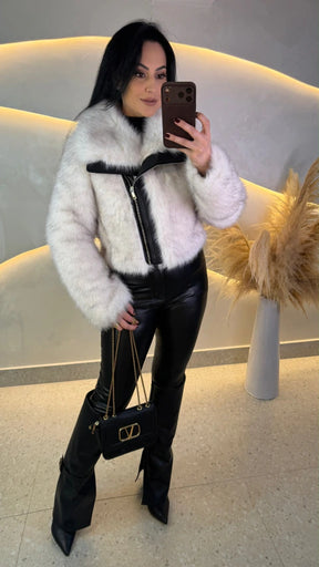 Casaco Peluciado Off White com Detalhes em Couro e Zíper Assimétrico