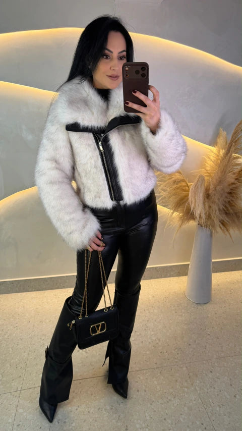 Casaco Peluciado Off White com Detalhes em Couro e Zíper Assimétrico